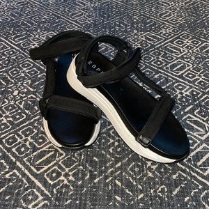 Sporty sandals